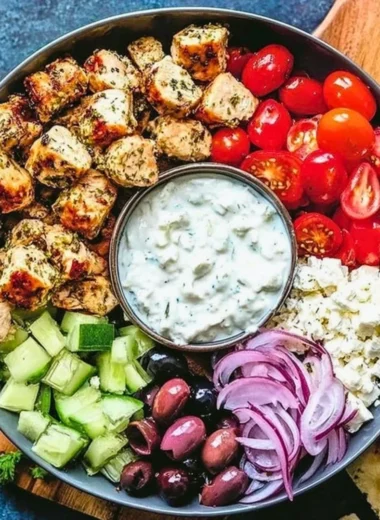 Low-Carb Keto Greek Chicken Bowl with fresh vegetables and seasoning