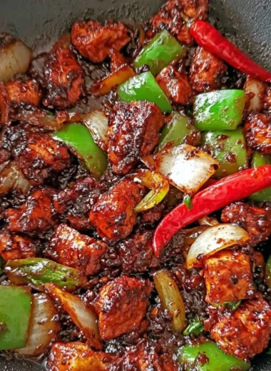 Delicious easy black pepper chicken served with vegetables.